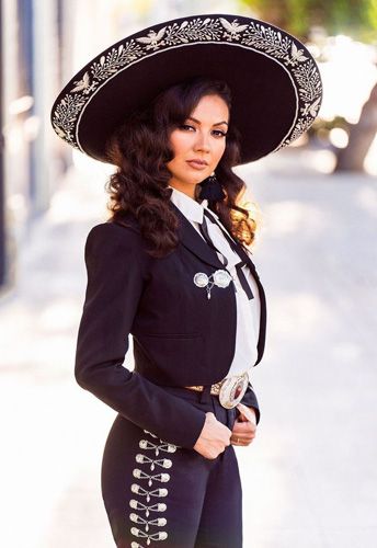 ESPECTACULAR CONCERT - TUCSON INTERNATIONAL MARIACHI CONFERENCE Charro Outfits For Women, Mexican Outfits For Women, Mariachi Dress, Mariachi Outfit, Charro Outfit, Mexican Mariachi, Wedding Dresses Vintage Princess, Mexican Models, Chicana Style