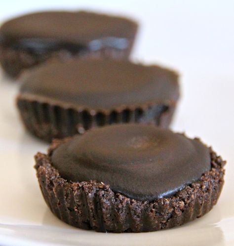 Paleo chocolate tarts ..... Hold the maple syrup and use a little Erythritol..... Better for your blood glucose and waistline! Chocolate Ganache Tart, Chocolate Ganache Recipe, Raw Vegan Desserts, Dark Chocolate Ganache, Postre Keto, Paleo Life, Paleo Sweets, Paleo Chocolate, Paleo Treats