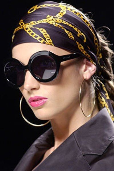 Black Silk Scarf, Black Round Sunglasses, Silk Scarf Style, Mode Turban, Hair Scarf Styles, Head Scarf Styles, Wearing Sunglasses, Hair Wraps, Cat Eyes