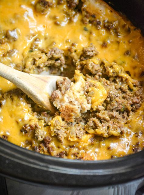 Slow Cooker Cheeseburger Casserole Cheeseburger Crockpot Casserole, Crockpot Cheeseburger Casserole, Copycat Chick Fil A, Pecan Sticky Buns, Beef Meals, Crockpot Casserole, Cheeseburger Casserole, Bisquick Recipes, Burger Toppings