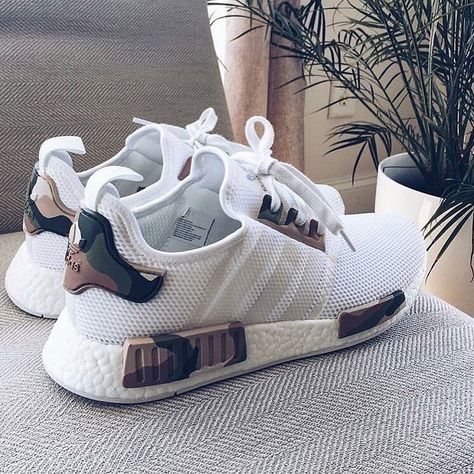 Pinterest; @emrecollet Adidas Nmd White, Custom Adidas, Sneaker Trend, Sneakers Vans, Adidas Shoes Women, Elegante Casual, Skateboarder, Nike Shoes Outlet, Adidas Nmd