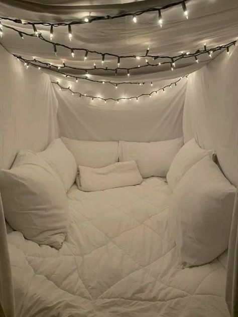 Sleepover Room, String Lights In The Bedroom, Dekorasi Kamar Tidur, Sleepover Activities, Cozy Room Decor, Teen Bedroom Decor, Girl Bedroom Decor, Room Design Bedroom, Cozy Decor