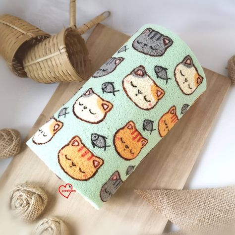 Swiss Roll Design, Diplomat Cream Recipe, Swiss Roll Cakes, Cat Roll, Swiss Roll Cake, Patterned Cake, Kawaii Cooking, Homemade Cat, Swiss Roll