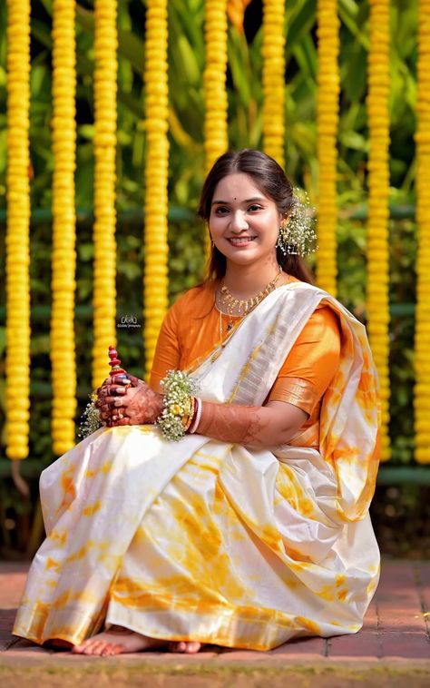 Haldi Ceremony Outfit Bengali, Haldi Saree Look For Bride, Saree For Haldi Ceremony For Bride, Bengali Bride Haldi Look, Bengali Haldi Look, Haldi Saree Indian Bridal, Holud Saree, Bengali Wedding Look, Haldi Board