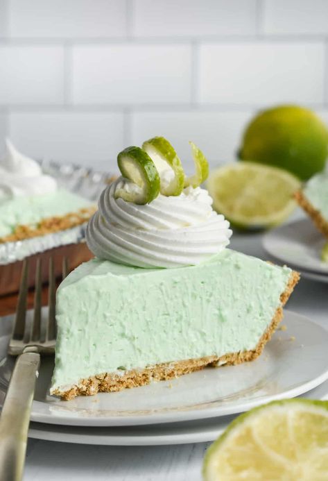 Love no bake desserts? This Lime Jello Pie will the the hit of the summer. Minimal ingredients make this come together fast and is absolutely delicious. Jello Key Lime Pie Cool Whip, Lime Jello Pie, Jello Recipes With Cool Whip, Weight Watchers Key Lime Pie Recipe, Limeade Pie, Lime Jello Recipes, Jello Pie, Recipes With Cool Whip, Key Lime Pie Easy