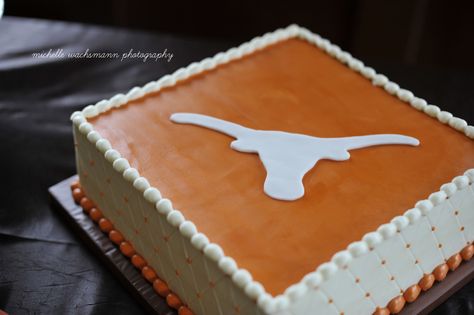 I want this for my birthday with red velvet please Longhorn Party Ideas, Longhorn Cake, Longhorn Party, Texas Cake, Texas Decor, Austin Wedding Venues, Ut Austin, Graduation Cupcakes, Texas Longhorn