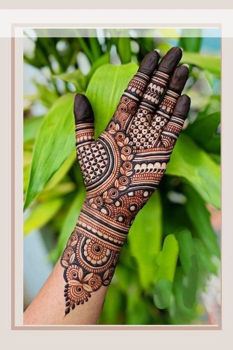 Mehndi Right Hand Design, Thick Mehndi Designs, Mahedi New Design, Mahendiii Design Simple, Sider Mehndi Design, Mehndi Design Hand, Mehndi Designs Simple Easy, Mehandi Design For Hand, Beautiful Simple Mehndi Design