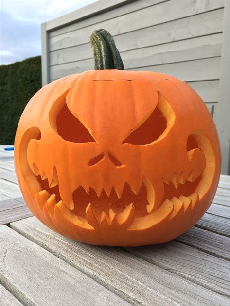 Pumpkin Lantern Ideas, Halloween Pumpkin Faces Ideas, Pumpkin Halloween Carving, Ideas De Calabazas Halloween, Good Pumpkin Carving Ideas, Dovleci Halloween, Pumpkin Carving Creative, Pumpkin Carvings Ideas, Pumpkin Ideas Carving