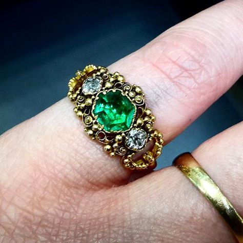 An #antique #georgian #emerald #diamond #gold #ring Georgian Ring, Classic Jewellery, Emerald Ring Vintage, Rings Antique, Diamond Gold Ring, Emerald Diamond Ring, Simple Diamonds, Vintage Antique Jewelry, Peridot Ring