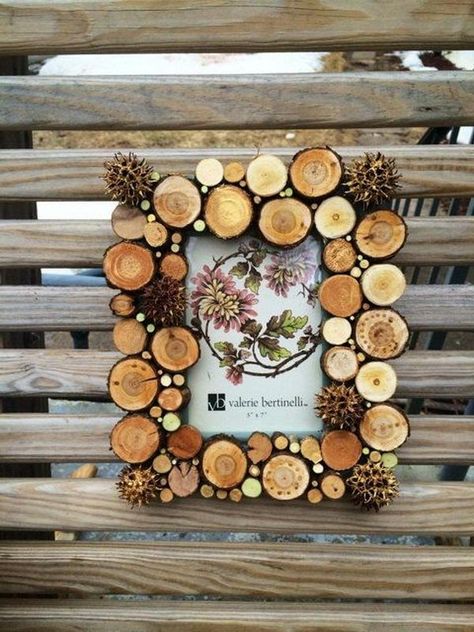 20 Creative Photo Frame Display Ideas 2017  #wood #woodencrafts #craftideas #diyprojectideas Diy Frame Ideas, Creative Photo Frames, Photo Frame Decoration, Photo Frame Display, Wood Slice Art, Wood Slice Crafts, Into The Wood, Simple Coffee Table, Frame Ideas