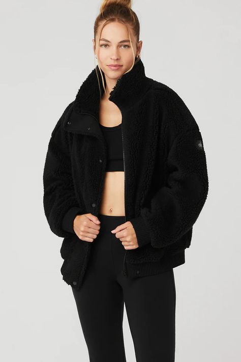 Cropped Jacket Outfit, Black Sherpa Jacket, Varsity Jacket Outfit, Best Winter Coats, Yoga Jacket, Sherpa Jacket, Cozy Winter, Alo Yoga, Light Jacket