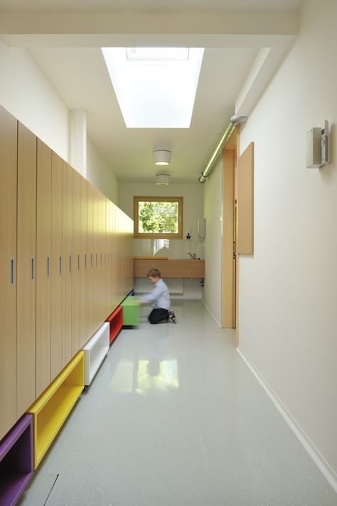 Gallery - Kindergarten Kekec / Arhitektura Jure Kotnik - 34 Kindergarten Interior, School Storage, Kindergarten Design, Ljubljana Slovenia, School Interior, School Lockers, Colorful Space, Education Architecture, School Building