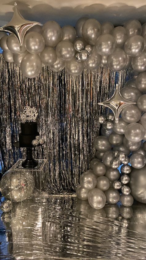 17 Bday Decorations, Night Luxe Birthday, Birthday Party Ideas 18th Decorations, Sparkly Birthday Party Ideas, Black And Silver 25th Birthday, Fifteen Birthday Party Ideas, Bday Inspo Decoration, Stargirl Party Aesthetic, 18th Party Themes Ideas