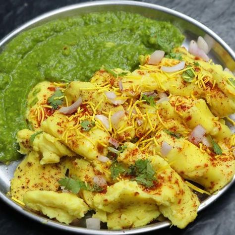 Locho Recipe, Street Food Recipe, Khaman Dhokla, Gujarati Snacks, Jain Recipes, Gujarati Recipes, Chaat Masala, Masala Recipe, Indian Snacks