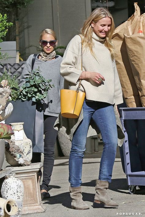 Pin for Later: Sisters-in-Law Cameron Diaz and Nicole Richie Share a Laugh While Shopping in LA Cameron Diaz Street Style, Cameron Diaz Style, Shopping In La, Jeans Outfit Fall, Entertainment News Celebrities, Family Roots, Cameron Diaz, Nicole Richie, Womens Fashion For Work