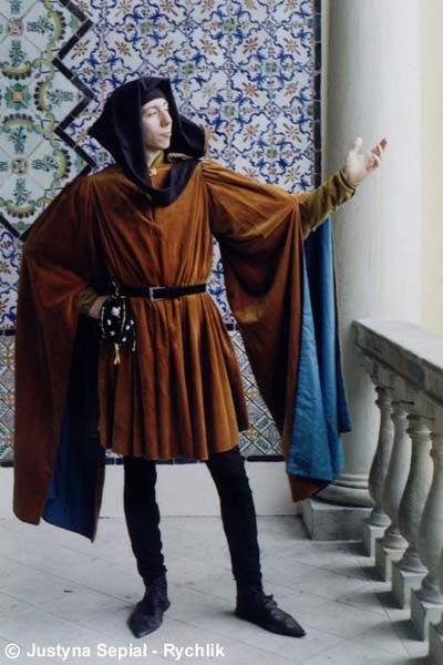 Italian men's giornea made of velvet. Farsetto (Italian doublet) and calze (plunders) under it. about 1450 15th Century Fashion, 15th Century Clothing, Middle Ages Clothing, Mens Garb, Medieval Clothes, Middle Age Fashion, Medieval Costume, Period Outfit, Italian Men