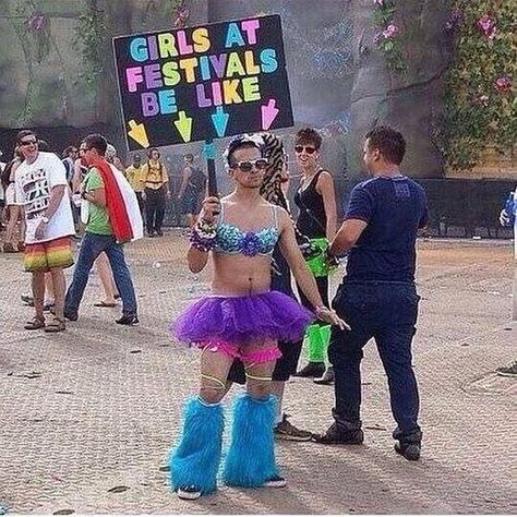 Omg look at that woman in the background she is like dressed alot like that man. Hard Summer Festival, Happy Birthday Funny Cats, Summer Music Festivals, Summer Festival Outfit, Birthday Quotes Funny, Summer Music, Festival Diy, Electronic Dance Music, Music Festivals