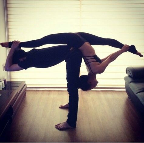 Pair move #split #flexibility Yoga Couples, Yoga For Two, Partner Acrobatics, Acro Yoga Poses, Acro Dance, Yoga Workshop, Couples Yoga, Partner Yoga, Yoga Moves