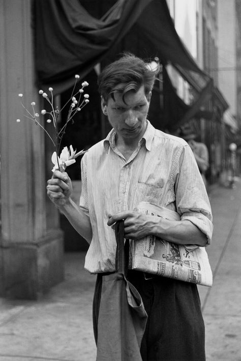 Photo: Louis Faurer. 'Eddie, New York' 1948. Exhibition: 'Louis Faurer' at the Fondation Henri Cartier-Bresson, Paris. "Life, love and loneliness in the big smoke." https://artblart.com/2016/11/30/exhibition-louis-faurer-at-the-fondation-henri-cartier-bresson-paris/ Louis Faurer, Lee Friedlander, Eugene Atget, William Klein, Edward Steichen, American Photography, Berenice Abbott, William Eggleston, Edward Weston