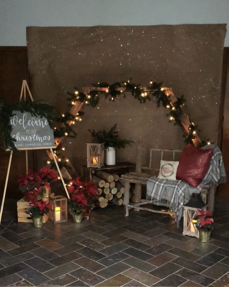 Nativity Scene Photoshoot, Christmas Photo Scene Ideas, Christmas Photo Booth Ideas Diy, Christmas Photo Corner, Christmas Backdrop Ideas Backgrounds, Rustic Christmas Backdrop, Christmas Photo Wall, Christmas Stage Decorations, Outdoor Christmas Photos