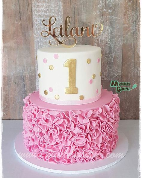 Just love this Pink and Gold Scrunch Ruffle 1st birthday cake. Individual scrunch ruffles placed on the bottom tier to create this fluffy effect. Teamed with white on the top tier with pink and gold spots and a Gold Number One. Leilani Gold Mirror Acrylic topper by Webster Enterprises. Pink And Gold 1st Birthday Cake, Birthday Cake Pink Girly, Cake Number One, Gold Cake Birthday, Pink First Birthday Cake, Pink And Gold Birthday Cake, Dq Cakes, Birthday Cake Roses, Cake Number