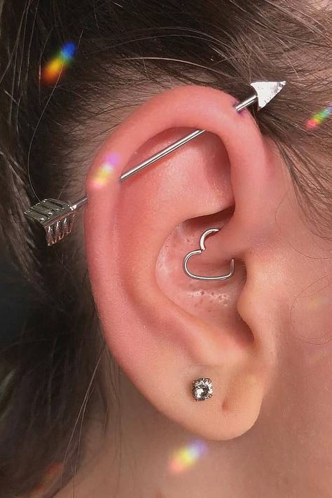 Aesthetic Piercings, Guys Ear Piercings, Ear Piercings Industrial, Industrial Piercing Jewelry, Ear Piercings Tragus, Piercing Inspo, Cool Ear Piercings, Pretty Ear Piercings, Minimalist Necklace Gold