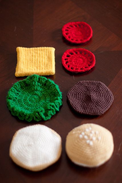 burger pieces, maybe I should learn to crochet? Crochet Burger Coaster, Crochet Burger, Burger Crochet, Crochet Granny Square Afghan, Food Patterns, Crochet Flowers Free Pattern, Crochet Food, Kawaii Crochet, Crochet Kitchen