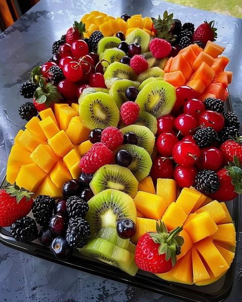 Fresh Fruit Platter, Fruit Platter Designs, Meals At Home, Decorações Com Comidas, Fruit Arrangements, Healthy Food Dishes, Healthy Food Motivation, Fruit Platter, Food Platters