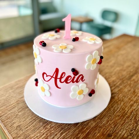 Nature's tiny heroes come to life in this adorable ladybug flower cake! Delicate blooms and charming ladybugs adorn this whimsical creation, inviting you to a world of sweetness and joy. Embrace the magic of nature's wonders with every delectable bite! 🌼🐞🎂✨ #LadybugFlowerCakeDelight #NatureInspiredSweets" Ladybug Baby Shower Cake, Ladybug First Birthday Cake, Ladybug Cake Ideas, Pastel Ladybug, Ladybug Smash Cake, Ladybug Birthday Decorations, Ladybird Birthday, Ladybug Birthday Cake, Wildflower Cake