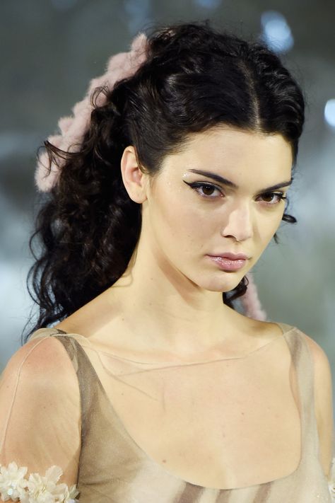 Kendall Jenner - Victorian Doll - HarpersBAZAAR.com Lineisy Montero, Kendall Jenner Photos, Glittery Eyes, Short Women, Kendall And Kylie Jenner, Eyeliner Looks, Cute Hairstyles For Short Hair, Celebrity Beauty, Halle Berry