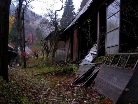 Japanese Village Aesthetic, Biggest Mansion, Haunted Village, Big Mansions, Japanese Village, Giant Tree, Stone Statues, Abandoned Places, Screen Shot