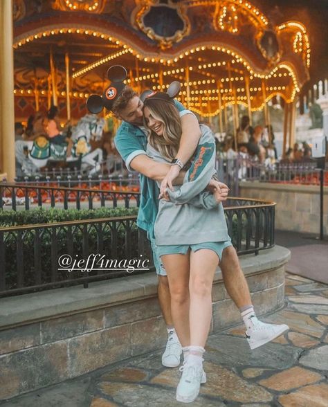 Couple Pictures At Disney, Disney World Photoshoot Couple, Disneyland Photoshoot Couple, Disneyworld Aesthetic Couple, Disney World Couple Photos, Disney World Photo Ideas Couples, Magic Kingdom Photo Ideas Couples, Couple Poses Disney, Disneyland Photo Ideas Couples