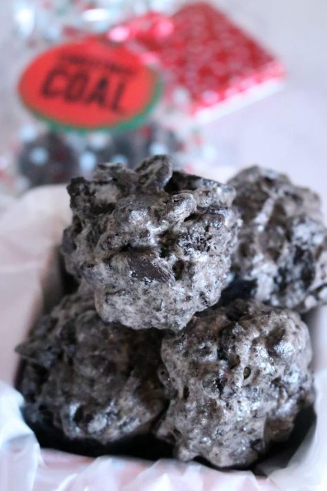 Easy Oreo Christmas Coal Recipe for Friends and Neighbors! A super cute treat and dessert idea to give away or share at the office or a holiday party! Coal Recipe, Oreo Christmas, Easy Holiday Desserts Christmas, Holiday Recipes Christmas Desserts, Christmas Desserts Party, Holiday Treats Christmas, Christmas Coal, Holiday Desserts Christmas, Christmas Desserts Easy