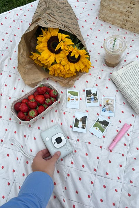 #instax #miniliplay #picnic #summer #analog #photo #camera #inspiration #photoinspiration #print #memories #moment #friends #family #community #photocommunity Instax Mini Photos, Instax Camera, Instax Photos, Mini Photo, Instax Mini, Photo Inspiration, In This Moment