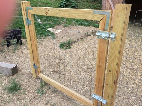 Building A Gate For Fence, Simple Gate, Diy Dog Fence, Building A Gate, Diy Backyard Fence, Diy Garden Fence, Backyard Chicken Farming, Pallet Fence, Patio Fence