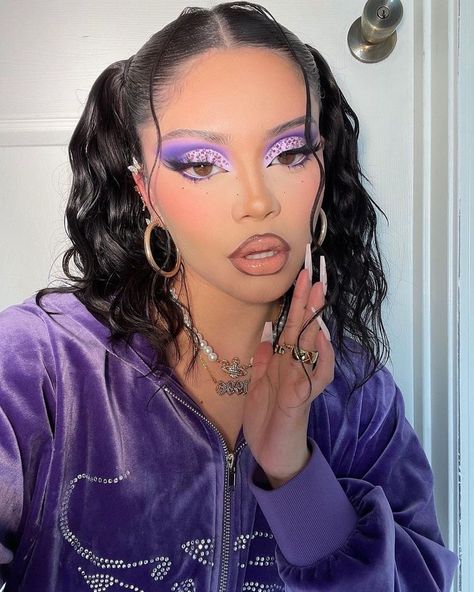 Bratz Purple Makeup, Purple Eye Looks Makeup Ideas, Pink Bratz Makeup Look, Stenss Makeup Looks, Stens Makeup, Y2k Makeup Inspiration, Purple Makeup Looks With Rhinestones, Purple Y2k Makeup, Stenie On Instagram