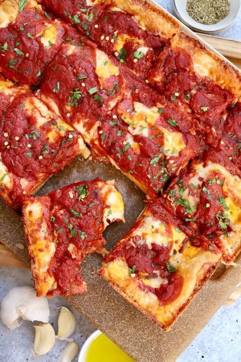 Detroit Style Pizza Recipe, Detroit Style Pizza, Deep Dish Pizza Recipe, Healthy Pizza Recipes, Pork Loin Roast, Healthy Pizza, Pizza Recipes Homemade, Deep Dish Pizza, Pizza Recipe