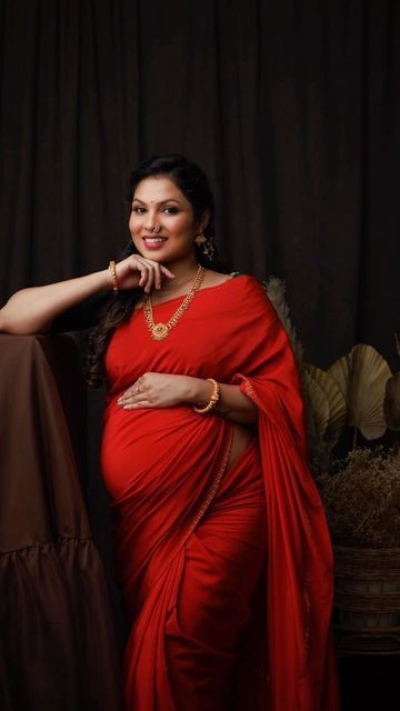 Maternity Shoot In Saree At Home, Indian Traditional Maternity Photoshoot, Saree Maternity Photoshoot, Maternity Shoot In Saree, Traditional Maternity Shoot, Indian Maternity Photos, Shower Poses, Dohale Jevan, Maternity Photography Winter