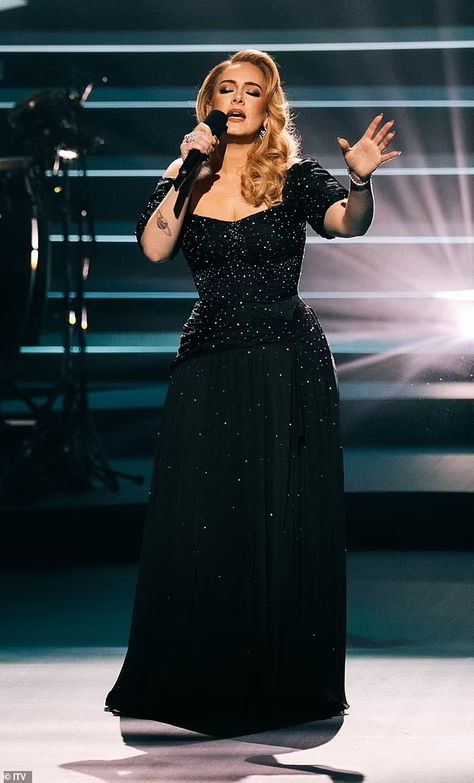 Adele Dresses Style, Adele Black Dress Concert, Adele Awards, Adele On Stage, Adele Grammys, Aesthetic Sunflower, Fat Ladies, Adele Photos, Adele Dress