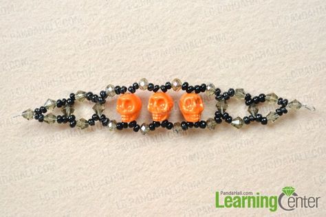 Make the other half beaded chain for the skull beaded bracelet Skull Beads Crafts, Skull Bead Jewelry, Bead Tree, Diy Skulls, Skull Beads, Crimp Beads, Beaded Jewellery, Bracelets Diy, Beading Ideas