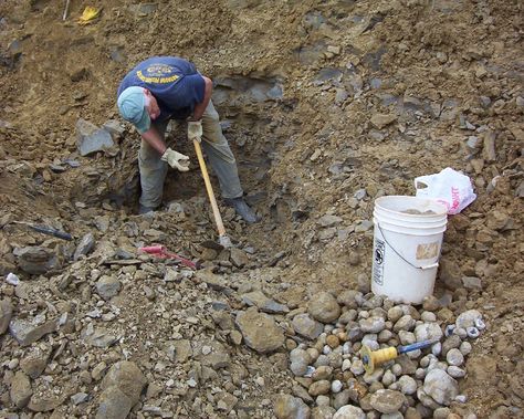 Where Can you Find Rocks in Iowa? We will tell you! Let's go explore the geode locations around Iowa in this rockhound article you can read for FREE! Rock Identification, Gem Hunt, Geode Rocks, Fossil Hunting, Nature School, Rock Hunting, Treasure Map, Travel Wishlist, Mineral Collection