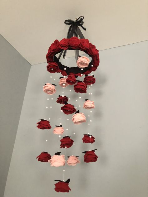 Rose Wall Decoration, Diy Hanging Mobile Decoration, Archanděl Michael, Paper Mobile, Flower Mobile, Deco Rose, Creation Deco, Paper Flowers Craft, Floral Nursery