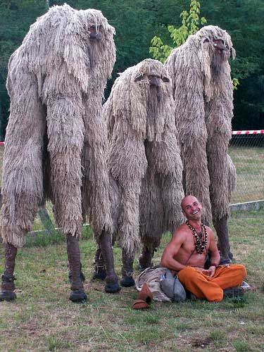 Strange things can happen.... (crickets) and I thought Americans are weird lol Charles Freger, Stilt Costume, Outfit Wedding, Idee Cosplay, Animale Rare, Strange Things, Stilts, Guest Dress, On The Ground