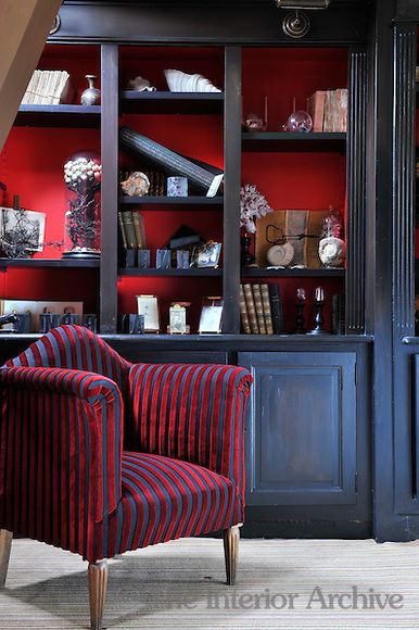 Dark red and dark blue are combined in an unusual colour scheme in the library - Charles Henry Designer Dark Blue And Red Aesthetic, Red Bookshelf, Grey Bookshelves, Dark Blue Rooms, Monochrome Room, Bonus Room Design, Dining Room Shelves, Blue Lounge, Red Couch