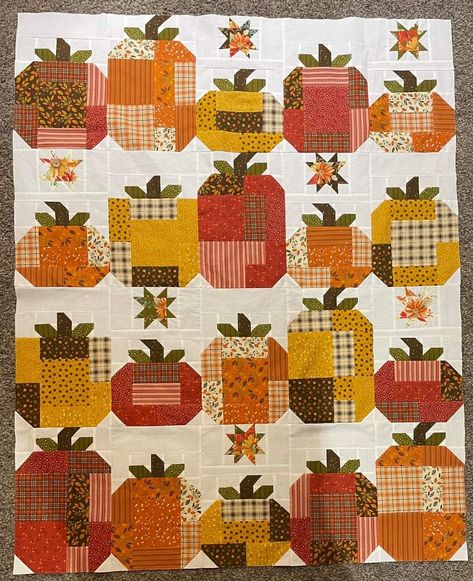 Fall Quilts Patterns, Quilt Pumpkins, Thanksgiving Quilt, Pumpkin Quilt Pattern, Pumpkin Quilt, Autumn Quilts, Autumn Quilt, Halloween Quilt Patterns, Fall Sewing Projects