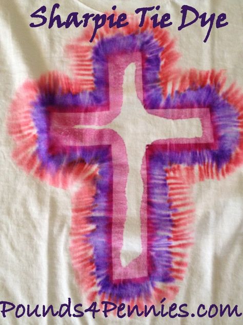 Easy Sharpie Tie Dye great for summer camp ideas for kids. Kids craft activity. Summer craft ideas for kids. Tie Dye Sharpie, Sharpie Tie Dye, Ty Dye, Tye And Dye, Sharpie Crafts, Art Projects For Teens, Diy Sharpie, Bible School Crafts, The Dye