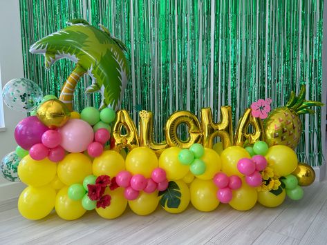 Tropical Balloon Bouquet, Luau Backdrop Ideas, Aloha Balloons, Cookout Theme, Moana Birthday Decorations, Hawaii Birthday Party, Hawaii Themed Party, Party City Balloons, Balloon Tower