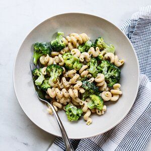 3-Ingredient Goat Cheese Pasta with Broccoli Recipe | EatingWell 3 Ingredient Dinners, Dinners For Two, Pasta With Broccoli, Goat Cheese Pasta, Vegetarian Nutrition, Deilig Mat, Cheese Pasta, Batch Cooking, Vegetarian Dinner