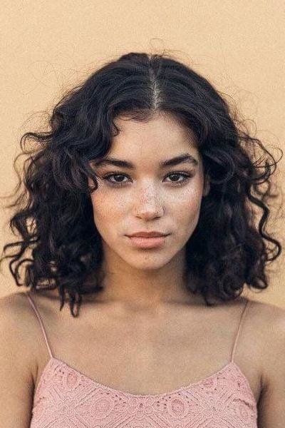 These Shoulder-Length Bobs Are The Perfect Length: Carefree Curls Haircuts For Frizzy Hair, Curly Hair Photos, Short Curly Haircuts, Haircuts For Curly Hair, Penteado Cabelo Curto, 짧은 머리, Curly Hair Cuts, Hair Photo, Short Curly Hair