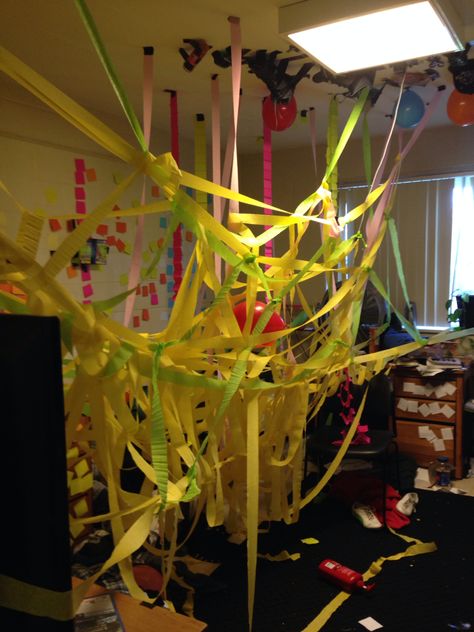 Stickey noted duct taped his stuff to the ceiling and streamers and balloons.. Best college prank ever! #college #prank #collegeprank #dorm #dormlife College Prank Ideas, Dorm Pranks, Prank Day Senior, Birthday Pranks Office, Pranks For Roommates, Good Senior Pranks, Camp Pranks, College Pranks, Senior Pranks